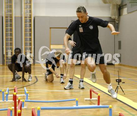 Fussball Bundesliga. Trainigsstart SK Austria Kaernten. Leistungsdiagnostischer Test. Peter Kabat, Thierry Tazemeta, Lukas Moessner. Klagenfurt, am 7.1.2008.
Foto: Kuess
---
pressefotos, pressefotografie, kuess, qs, qspictures, sport, bild, bilder, bilddatenbank