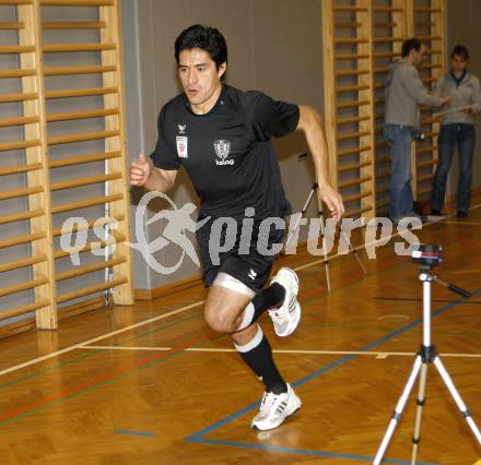 Fussball Bundesliga. Trainigsstart SK Austria Kaernten. Leistungsdiagnostischer Test. Carlos Chaile. Klagenfurt, am 7.1.2008.
Foto: Kuess
---
pressefotos, pressefotografie, kuess, qs, qspictures, sport, bild, bilder, bilddatenbank