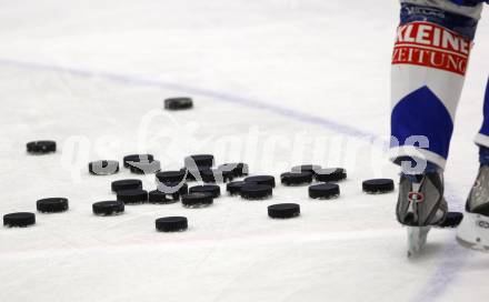 EBEL. Eishockey Bundesliga. VSV gegen KAC. Feature. Pucks. Villach, am 11.1.2008.
Foto: Kuess
---
pressefotos, pressefotografie, kuess, qs, qspictures, sport, bild, bilder, bilddatenbank