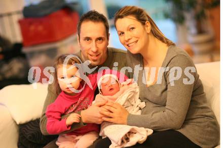 EBEL. Eishockey Bundesliga. Dany Bousquet (VSV) mit Gattin Nicole, Tochter Leandra und Baby Kaira. Villach, am 12.1.2008.
Foto: Kuess
---
pressefotos, pressefotografie, kuess, qs, qspictures, sport, bild, bilder, bilddatenbank