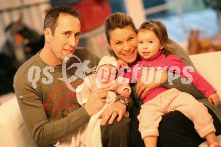 EBEL. Eishockey Bundesliga. Dany Bousquet (VSV) mit Gattin Nicole, Tochter Leandra und Baby Kaira. Villach, am 12.1.2008.
Foto: Kuess
---
pressefotos, pressefotografie, kuess, qs, qspictures, sport, bild, bilder, bilddatenbank