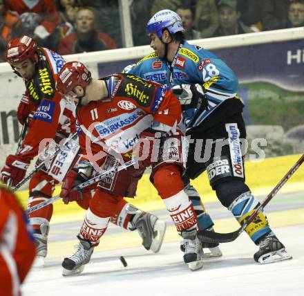 EBEL. Eishockey Bundesliga. KAC gegen EHC Liwest Linz. Warren Norris, Robert Valicevic (KAC). Brad Tiley (Linz). Klagenfurt, am 13.1.2008.
Foto: Kuess
---
pressefotos, pressefotografie, kuess, qs, qspictures, sport, bild, bilder, bilddatenbank