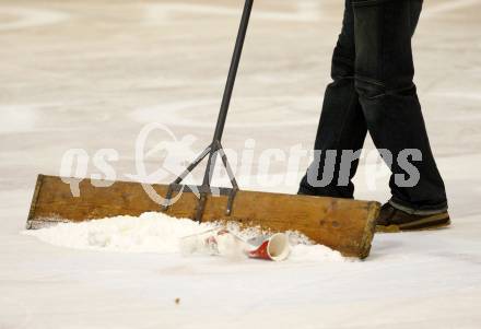 EBEL. Eishockey Bundesliga. KAC gegen EHC Liwest Linz. Feature -  Eisreinigungsarbeiten. Klagenfurt, am 13.1.2008.
Foto: Kuess
---
pressefotos, pressefotografie, kuess, qs, qspictures, sport, bild, bilder, bilddatenbank