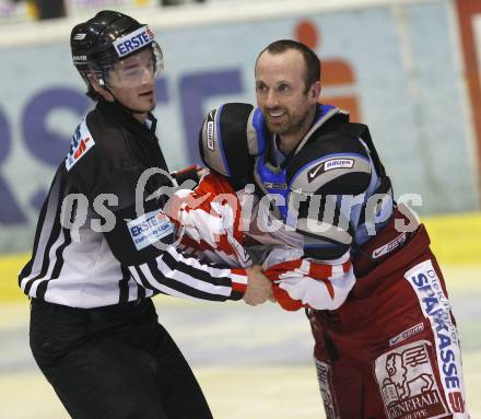 EBEL. Eishockey Bundesliga. KAC gegen EHC Liwest Linz. Andrew Schneider (KAC), Schiedsrichter. Klagenfurt, am 13.1.2008.
Foto: Kuess
---
pressefotos, pressefotografie, kuess, qs, qspictures, sport, bild, bilder, bilddatenbank