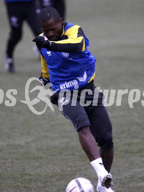 Fussball Bundesliga. SK Austria Kaernten. Training. Thierry Fidjeu Tazemeta. Moosburg, am 18.1.2008.
Foto: Kuess
---
pressefotos, pressefotografie, kuess, qs, qspictures, sport, bild, bilder, bilddatenbank