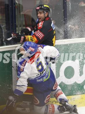 EBEL Eishockey Bundesliga. VSV gegen Vienna Capitals. Torjubel VSV. Thomas Raffl (VSV), Richard Seeley (Caps). Villach, am 24.1.2008.
Foto: Kuess
---
pressefotos, pressefotografie, kuess, qs, qspictures, sport, bild, bilder, bilddatenbank