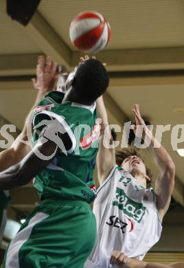 Basketball Bundesliga. Woerthersee Piraten gegen Kapfenberg Bulls. Sebastian Schaal (Piraten), Mike Hall (Kapfenberg). Klagenfurt, am 27.1.2008.
Foto: Kuess
---
pressefotos, pressefotografie, kuess, qs, qspictures, sport, bild, bilder, bilddatenbank