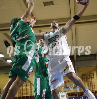 Basketball Bundesliga. Woerthersee Piraten gegen Kapfenberg Bulls. Joachim Buggelsheim (Piraten), Ray Shawn (Kapfenberg). Klagenfurt, am 27.1.2008.
Foto: Kuess
---
pressefotos, pressefotografie, kuess, qs, qspictures, sport, bild, bilder, bilddatenbank