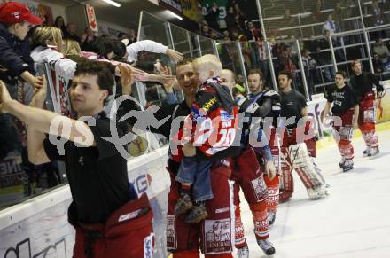 EBEL. Eishockey Bundesliga. Ehrenrunde KAC. KAC gegen VSV. Johannes Reichel, Mike Craig mit Sohn, Herbert Ratz (KAC), . Klagenfurt, am 29.1.2008.
Foto: Kuess
---
pressefotos, pressefotografie, kuess, qs, qspictures, sport, bild, bilder, bilddatenbank