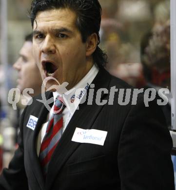 EBEL. Eishockey Bundesliga. Ehrenrunde KAC. KAC gegen VSV. Trainer Many Viveiros (KAC). Klagenfurt, am 29.1.2008.
Foto: Kuess
---
pressefotos, pressefotografie, kuess, qs, qspictures, sport, bild, bilder, bilddatenbank