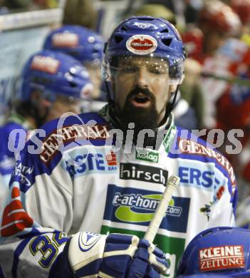 EBEL. Eishockey Bundesliga. Ehrenrunde KAC. KAC gegen VSV. Markus Peintner (VSV). Klagenfurt, am 29.1.2008.
Foto: Kuess
---
pressefotos, pressefotografie, kuess, qs, qspictures, sport, bild, bilder, bilddatenbank