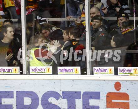 EBEL. Eishockey Bundesliga. KAC gegen Vienna Capitals. Tumulte im Wiener Fansektor.  Klagenfurt. am 3.2.2008.
Foto: Kuess
---
pressefotos, pressefotografie, kuess, qs, qspictures, sport, bild, bilder, bilddatenbank