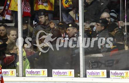 EBEL. Eishockey Bundesliga. KAC gegen Vienna Capitals. Tumulte im Wiener Fansektor.  Klagenfurt. am 3.2.2008.
Foto: Kuess
---
pressefotos, pressefotografie, kuess, qs, qspictures, sport, bild, bilder, bilddatenbank