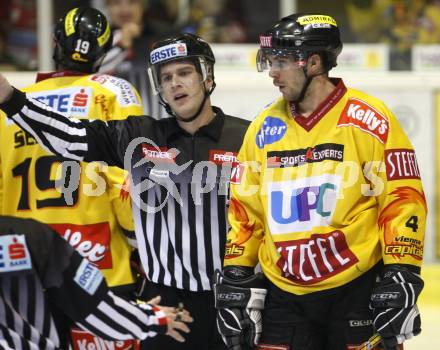 EBEL. Eishockey Bundesliga. KAC gegen Vienna Capitals. Philippe Lakos (Caps), Schiedsrichter.  Klagenfurt. am 3.2.2008.
Foto: Kuess
---
pressefotos, pressefotografie, kuess, qs, qspictures, sport, bild, bilder, bilddatenbank