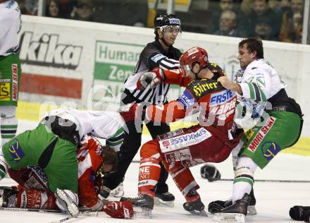 EBEL. Eishockey Bundesliga. KAC gegen Olympia Ljubljana (Laibach). Rauferei, Schlaegerei. Mike Craig, Gregor Hager (KAC), Raffaele Intranuovo, Greg Kuznik (Laibach). Klagenfurt, am 14.2.2008.
Foto: Kuess
---
pressefotos, pressefotografie, kuess, qs, qspictures, sport, bild, bilder, bilddatenbank