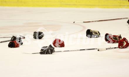 EBEL. Eishockey Bundesliga. KAC gegen Olympia Ljubljana (Laibach). Schlaegerei, Rauferei, Handschuhe, Schlaeger. Klagenfurt, am 14.2.2008.
Foto: Kuess
---
pressefotos, pressefotografie, kuess, qs, qspictures, sport, bild, bilder, bilddatenbank