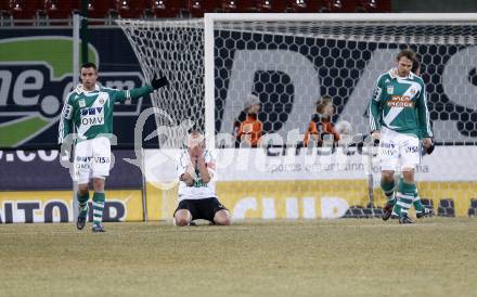 Fussball. T-Mobile Bundesliga. SK Austria Kaernten gegen SK Rapid Wien. Adam Ledwon (Kaernten) enttaeuscht. Steffen Hofmann, Markus Heikkinen (Rapid). Klagenfurt, am 16.2.2008.
Foto: Kuess
---
pressefotos, pressefotografie, kuess, qs, qspictures, sport, bild, bilder, bilddatenbank