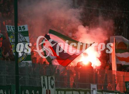 Fussball. T-Mobile Bundesliga. SK Austria Kaernten gegen SK Rapid Wien. Fans, Fansektor, bengalische Feuer, Ultras (Rapid). Klagenfurt, am 16.2.2008.
Foto: Kuess
---
pressefotos, pressefotografie, kuess, qs, qspictures, sport, bild, bilder, bilddatenbank