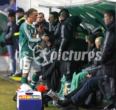 Fussball. T-Mobile Bundesliga. SK Austria Kaernten gegen SK Rapid Wien. Doppel Pach Torschuetze Erwin Hoffer (Rapid) nimmt die Glueckwuensche auf der Spielerbank entgegen. Klagenfurt, am 16.2.2008.
Foto: Kuess
---
pressefotos, pressefotografie, kuess, qs, qspictures, sport, bild, bilder, bilddatenbank