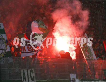 Fussball. T-Mobile Bundesliga. SK Austria Kaernten gegen SK Rapid Wien. Fans, Fansektor, bengalische Feuer, Ultras (Rapid). Klagenfurt, am 16.2.2008.
Foto: Kuess
---
pressefotos, pressefotografie, kuess, qs, qspictures, sport, bild, bilder, bilddatenbank