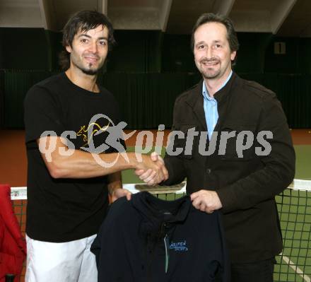 Tennis. Amateur Weltmeister Juergen Guendera, Sportlandesrat Wolfgang Schantl.
Klagenfurt, am 19.2.2008.
Foto: Kuess
---
pressefotos, pressefotografie, kuess, qs, qspictures, sport, bild, bilder, bilddatenbank