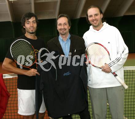 Tennis. Amateur Weltmeister Juergen Guendera, Sportlandesrat Wolfgang Schantl, Trainer Torsten Lutter.
Klagenfurt, am 19.2.2008.
Foto: Kuess
---
pressefotos, pressefotografie, kuess, qs, qspictures, sport, bild, bilder, bilddatenbank