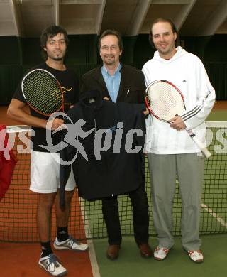 Tennis. Amateur Weltmeister Juergen Guendera, Sportlandesrat Wolfgang Schantl, Trainer Torsten Lutter.
Klagenfurt, am 19.2.2008.
Foto: Kuess
---
pressefotos, pressefotografie, kuess, qs, qspictures, sport, bild, bilder, bilddatenbank