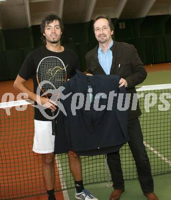 Tennis. Amateur Weltmeister Juergen Guendera, Sportlandesrat Wolfgang Schantl.
Klagenfurt, am 19.2.2008.
Foto: Kuess
---
pressefotos, pressefotografie, kuess, qs, qspictures, sport, bild, bilder, bilddatenbank