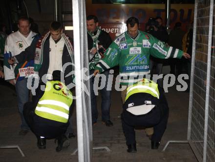 EBEL. Eishockey Bundesliga. KAC gegen Olympia (Olimpija) Ljubljana (Laibach). Sicherheitskontrolle vor dem Spiel. Klagenfurt, am 19.2.2008.
Foto: Kuess
---
pressefotos, pressefotografie, kuess, qs, qspictures, sport, bild, bilder, bilddatenbank