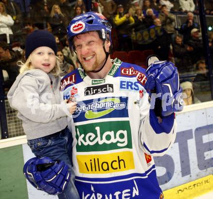 EBEL. Erste Bank Eishockey Bundesliga. VSV gegen Red Bull Salzburg. Jubel Guenther Lanzinger mit Tochter (VSV). Villach, am 21.2.2008.

Copyright Kuess

---
pressefotos, pressefotografie, kuess, qs, qspictures, sport, bild, bilder, bilddatenbank