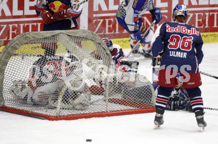 EBEL. Erste Bank Eishockey Bundesliga. VSV gegen Red Bull Salzburg. Reinhard Divis gefangen unter dem Tor (Salzburg). Villach, am 21.2.2008.

Copyright Kuess

---
pressefotos, pressefotografie, kuess, qs, qspictures, sport, bild, bilder, bilddatenbank