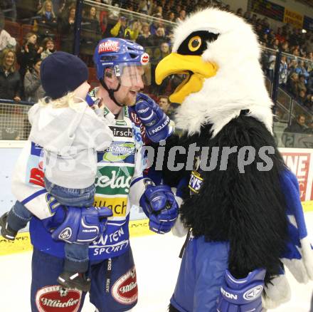 EBEL. Erste Bank Eishockey Bundesliga. VSV gegen Red Bull Salzburg. Guenther Lanzinger mit Tochter und Maskottchen Villi (VSV). Villach, am 21.2.2008.

Copyright Kuess

---
pressefotos, pressefotografie, kuess, qs, qspictures, sport, bild, bilder, bilddatenbank