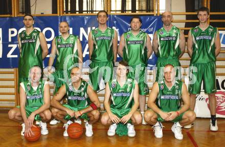 Basketball 2. Bundesliga. KOS Klagenfurt gegen ATSE Graz. Hinten von links: Ziga Fermentin, Kodemo Orion, Filip Ereiz, Admir Fazlic, Nenad Videka, Marko Brumnik, vorne von links: Spielertrainer Stefan Hribar, Edo Ceman, Matej Smrtnik, Davor Sattler (KOS). Klagenfurt, am 24.2.2008.
Foto: Kuess
---
pressefotos, pressefotografie, kuess, qs, qspictures, sport, bild, bilder, bilddatenbank