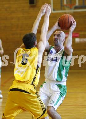 Basketball 2. Bundesliga. KOS Klagenfurt gegen ABC Villach. Nenad Videka (KOS), Lukas Adami (Villach). Klagenfurt, am 24.2.2008.
Foto: Kuess
---
pressefotos, pressefotografie, kuess, qs, qspictures, sport, bild, bilder, bilddatenbank