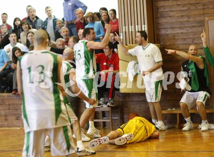 Basketball 2. Bundesliga. KOS Klagenfurt gegen ABC Villach. Jubel KOS, Villach am Boden. Klagenfurt, am 24.2.2008.
Foto: Kuess
---
pressefotos, pressefotografie, kuess, qs, qspictures, sport, bild, bilder, bilddatenbank