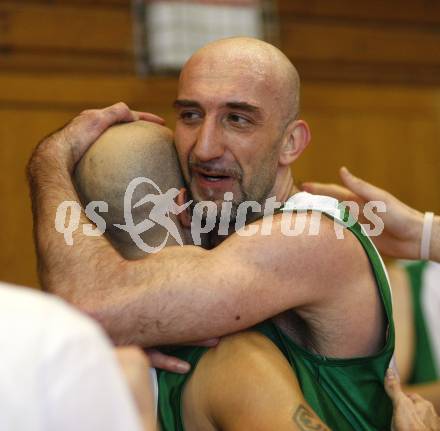 Basketball 2. Bundesliga. KOS Klagenfurt gegen ABC Villach. Jubel Nenad Videka (KOS). Klagenfurt, am 24.2.2008.
Foto: Kuess
---
pressefotos, pressefotografie, kuess, qs, qspictures, sport, bild, bilder, bilddatenbank