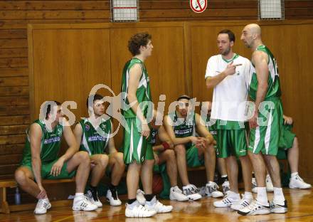 Basketball 2. Bundesliga. KOS Klagenfurt gegen ATSE Graz. Matej Smrtnik, Trainer Stefan Hribar, Nenad Videka (KOS). Klagenfurt, am 24.2.2008.
Foto: Kuess
---
pressefotos, pressefotografie, kuess, qs, qspictures, sport, bild, bilder, bilddatenbank