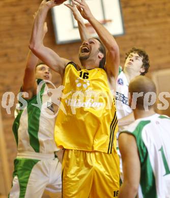 Basketball 2. Bundesliga. KOS Klagenfurt gegen ABC Villach. Filip Ereiz, Matej Smrtnik (KOS), Helmut Moschik (Villach). Klagenfurt, am 24.2.2008.
Foto: Kuess
---
pressefotos, pressefotografie, kuess, qs, qspictures, sport, bild, bilder, bilddatenbank