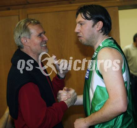 Basketball 2. Bundesliga. KOS Klagenfurt gegen ATSE Graz. Obmann Danilo Prusnik gratuliert Admir Fazlic (KOS). Klagenfurt, am 24.2.2008.
Foto: Kuess
---
pressefotos, pressefotografie, kuess, qs, qspictures, sport, bild, bilder, bilddatenbank