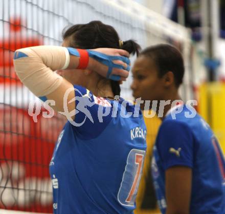 Volleyball MEVZA. ATSC Wildcats gegen Post SV  Wien.  Paty Krenc, Tasha Holness (Wildcats). Verletzung, Bandage, Tape, Verband, Elastische Binde. Klagenfurt, am 23.2.2008.

Copyright Kuess

---
pressefotos, pressefotografie, kuess, qs, qspictures, sport, bild, bilder, bilddatenbank