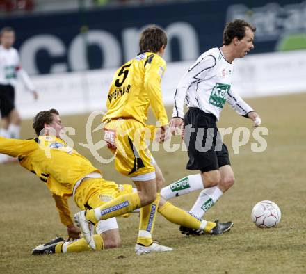 Fussball T-Mobile Bundesliga. SK Austria Kaernten gegen Sturm Graz. Gerald Krajic (Kaernten), Juergen Saeumel, Mark Prettenthaler (Sturm). Klagenfurt, am 26.2.2008.

Copyright Kuess

---
pressefotos, pressefotografie, kuess, qs, qspictures, sport, bild, bilder, bilddatenbank