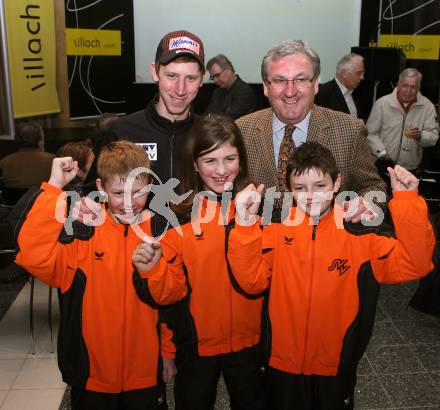 Schi, Ski Nordisch. Schispringen. Weltmeister, Vizeweltmeister. Empfang Martin Koch durch Stadt Villach. Martin Koch, Villachs Buergermeister Helmut Manzenreiter, Kinder des SV Villach. Villach, am 27.2.2008.

Copyright Kuess

---
pressefotos, pressefotografie, kuess, qs, qspictures, sport, bild, bilder, bilddatenbank