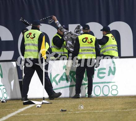 Fussball Bundesliga. T-Mobile. SK Austria Kaernten gegen SK Sturm Graz. Ein Sturm Fan wird von der Security abgeführt. Klagenfurt, am 25.2.2008.
Copyright Kuess

---
pressefotos, pressefotografie, kuess, qs, qspictures, sport, bild, bilder, bilddatenbank