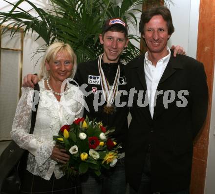 Schi, Ski Nordisch. Schispringen. Weltmeister, Vizeweltmeister. Empfang Martin Koch durch Stadt Villach. Mutter Ingrid, Martin Koch, Vater Fritz. Villach, am 27.2.2008.

Copyright Kuess

---
pressefotos, pressefotografie, kuess, qs, qspictures, sport, bild, bilder, bilddatenbank