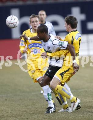 Fussball Bundesliga. T-Mobile. SK Austria Kaernten gegen SK Sturm Graz. Alexandre Chiquinho da Silva (Kaernten), Mark Prettenthaler (Graz). Klagenfurt, am 26.2.2008.
Copyright Kuess

---
pressefotos, pressefotografie, kuess, qs, qspictures, sport, bild, bilder, bilddatenbank