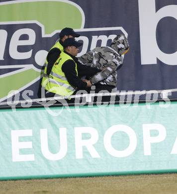 Fussball Bundesliga. T-Mobile. SK Austria Kaernten gegen SK Sturm Graz. Ein Sturm Fan wird von der Security abgefuehrt. Klagenfurt, am 25.2.2008.
Copyright Kuess

---
pressefotos, pressefotografie, kuess, qs, qspictures, sport, bild, bilder, bilddatenbank