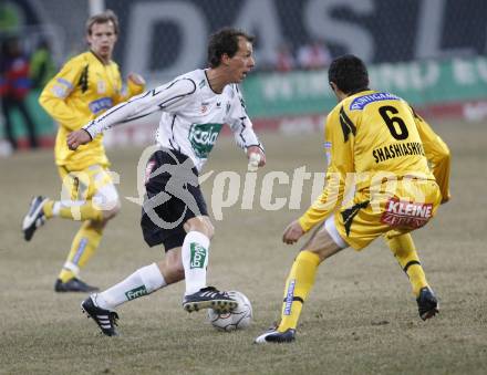 Fussball T-Mobile Bundesliga. SK Austria Kaernten gegen Sturm Graz. Gerald Krajic (Kaernten), George Shashiashvili (Sturm). Klagenfurt, am 26.2.2008.

Copyright Kuess

---
pressefotos, pressefotografie, kuess, qs, qspictures, sport, bild, bilder, bilddatenbank