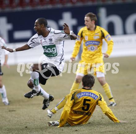 Fussball Bundesliga. T-Mobile. SK Austria Kaernten gegen SK Sturm Graz. Alexandre Chiquinho da Silva (Kaernten), Mark Prettenthaler (Graz). Klagenfurt, am 26.2.2008.
Copyright Kuess

---
pressefotos, pressefotografie, kuess, qs, qspictures, sport, bild, bilder, bilddatenbank