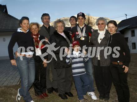 Nordische Kombination. Empfang Juniorenweltmeister Tomaz Druml. Schwester Lena, Mutter Pepca, Vater Ludvik, Oma Rosalia Tschertou, Bruder Matija, Tomaz Druml, Oma Paula Druml, Schwester Tarina. Achomitz, am 3.2.2008.

Copyright Kuess

---
pressefotos, pressefotografie, kuess, qs, qspictures, sport, bild, bilder, bilddatenbank