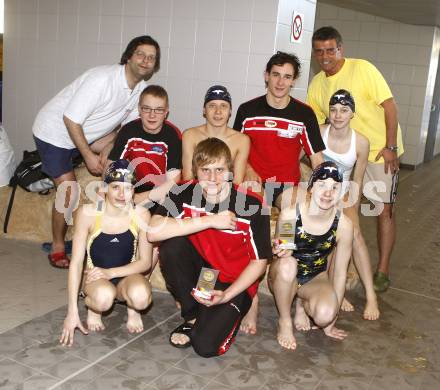 Schwimmen. Oesterreichische Nachwuchsmeisterschaften. Kaerntner Medaillengewinner.   Hinten von links: Trainer Klaus Brandstaetter, Manuel Rom (beide SV Woerthersee), Philip Morolz (SV Volksbank Spittal), Gregor Gatterer (SV Woerthersee), Katharina Hinteregger, Trainer Ferdinand Kendi (beide SV Volksbank Spittal). Vorne von links: Katharina Egger, Kevin Hoefferer (SV Woerthersee), Lisa Zaiser (SV Volksbank Spittal). Klagenfurt, am 3.2.2008.

Copyright Kuess

---
pressefotos, pressefotografie, kuess, qs, qspictures, sport, bild, bilder, bilddatenbank